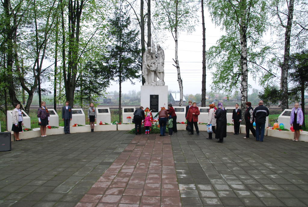 Новопетровское московская область. Парк Победы Новопетровское. Село Новопетровское Истринский район Московская область. Новопетровское парк Победы памятник партизанам. Парк Победы с новопнтровск.